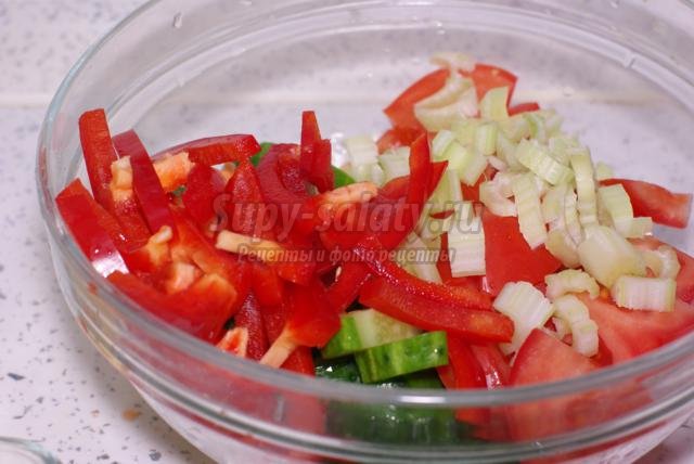 летний овощной салат с сыром и кунжутом
