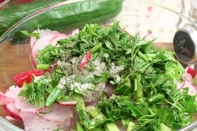 весенний салат с редисом и мягким сыром