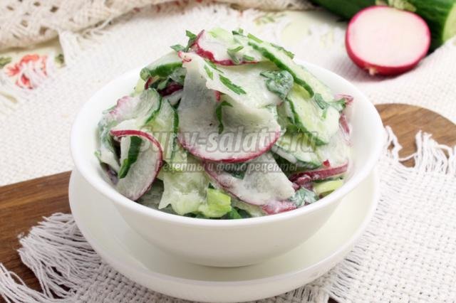 весенний салат с редисом и мягким сыром
