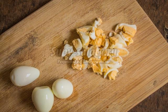 пирожки с луком и перепелиными яйцами