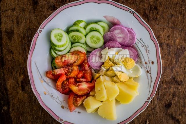 крестьянский салат с овощами и яйцом
