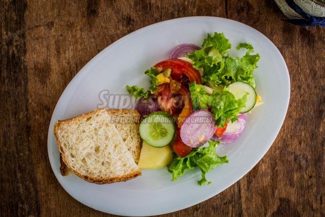 крестьянский салат с овощами и яйцом