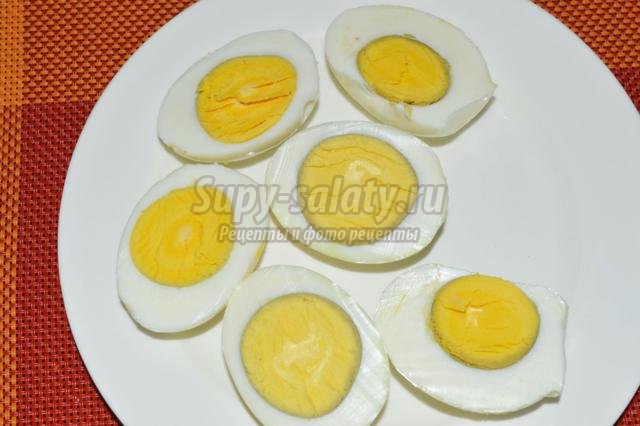 яйца, фаршированные грибным салатом