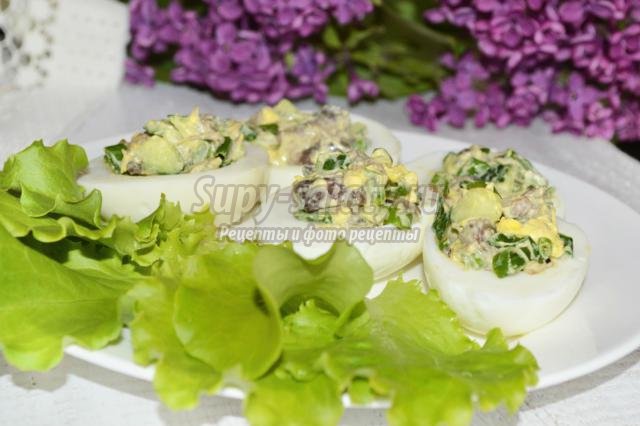 яйца, фаршированные грибным салатом