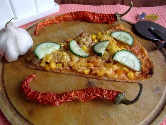 пицца с кукурузой и курицей на дрожжевом тонком тесте
