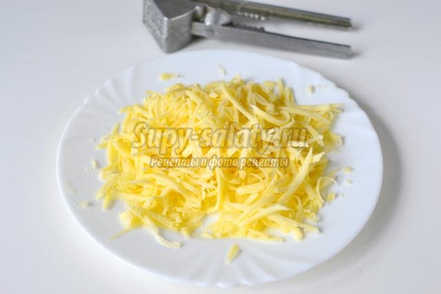 салат с курицей, шампиньонами и сыром. Италия