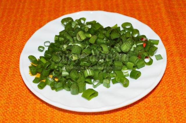 зеленый борщ по-венгерски с ревенем и крапивой