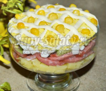 праздничный салат-коктейль с копченой колбасой