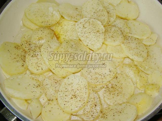 картофель, запеченный с помидорами