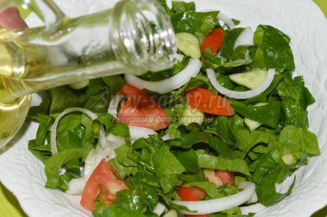 овощной салат со шпинатом и помидорами