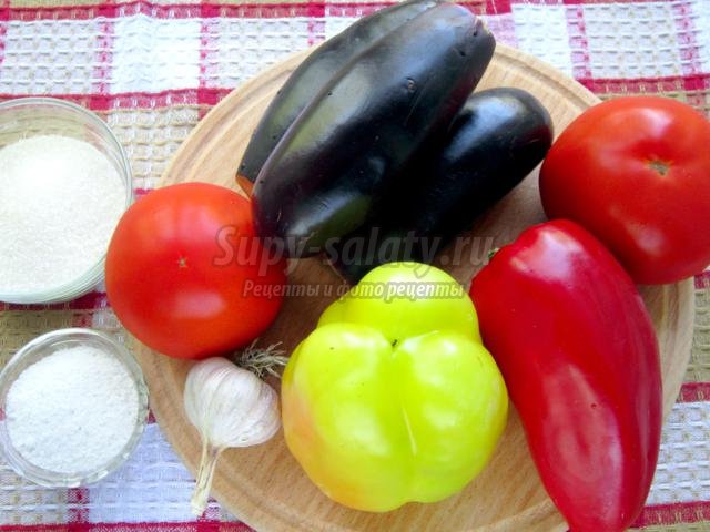 баклажаны с болгарским перцем в томатной заправке