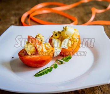 помидоры, фаршированные салатом с кукурузой и сыром