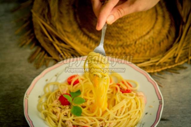 спагетти с консервированным тунцом