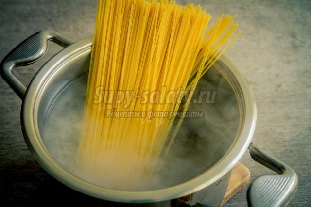 спагетти с консервированным тунцом
