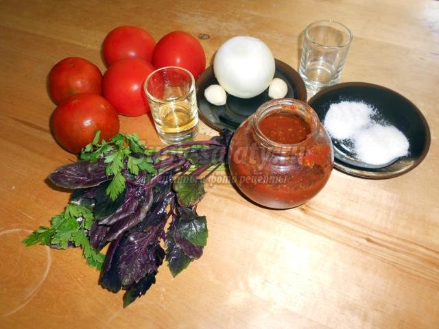 салат с помидорами, луком и базиликом