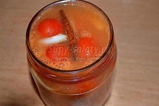 маринованные помидоры в томатном и огуречном соке