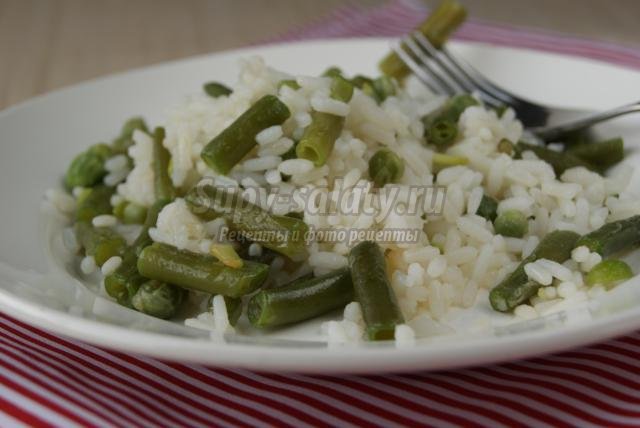 рис со стручковой фасолью и зеленым горошком