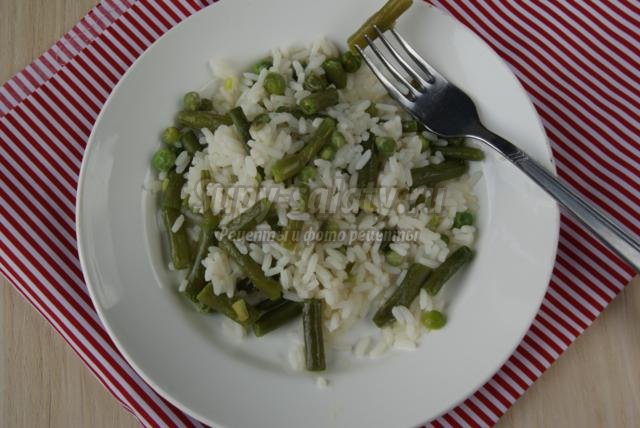 рис со стручковой фасолью и зеленым горошком