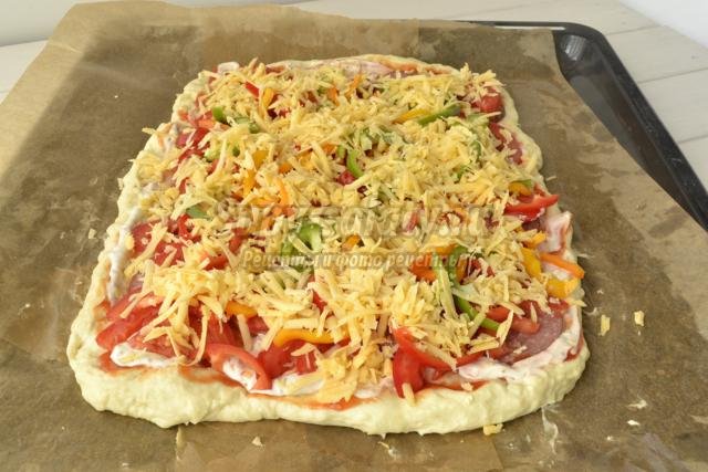 пицца на тонком тесте с колбасой и овощами