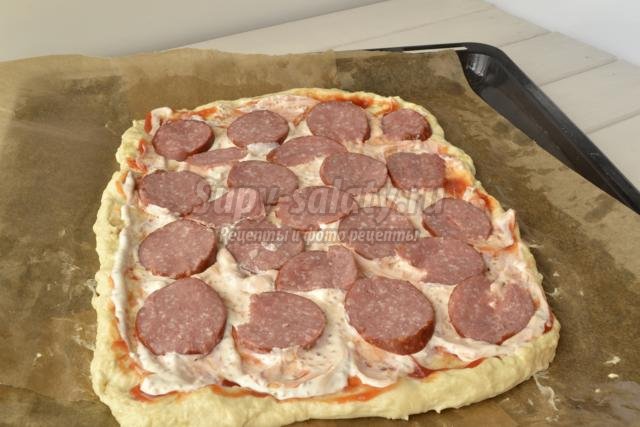 пицца на тонком тесте с колбасой и овощами