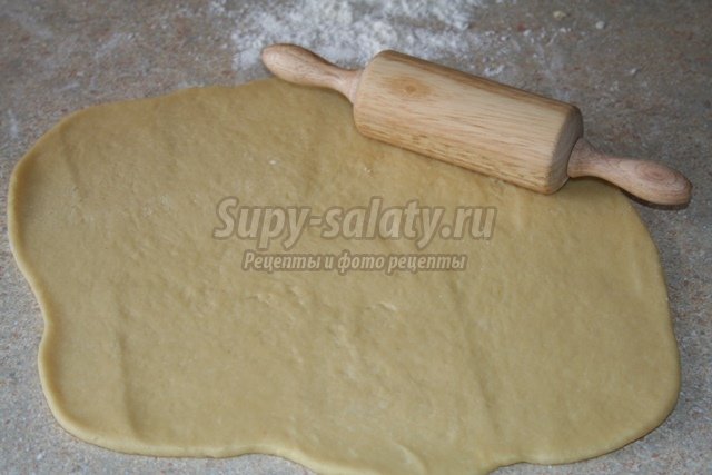 Пирог на песочном тесте с яблоком и сливой