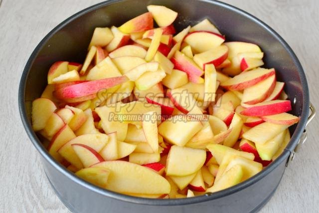 шарлотка с яблоками и карамелью