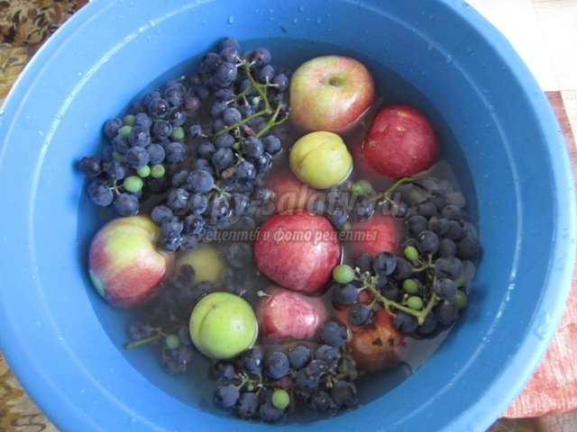 Вкусный компот ассорти из фруктов и ягод на зиму