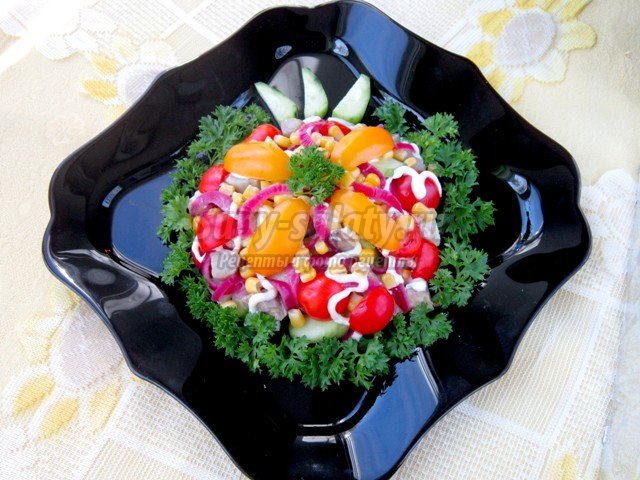 Праздничный салат со скумбрией и помидорами черри