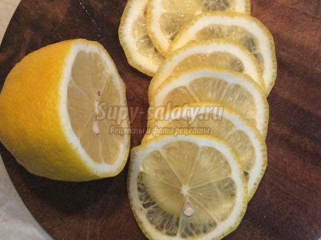 Лимонно-имбирный согревающий напиток с корицей