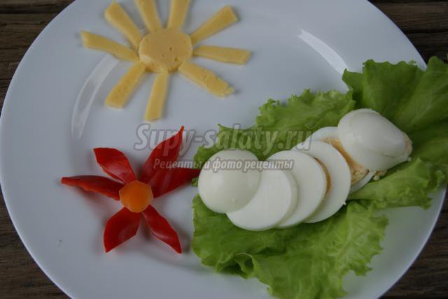 детский завтрак из яйца, сыра и перца. Гусеница