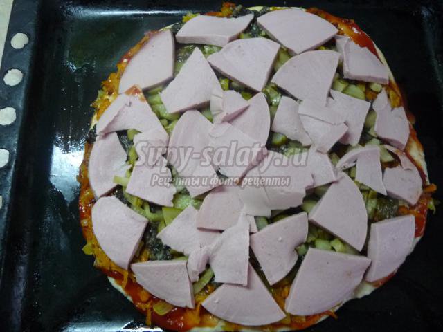 пицца на кефирном тесте с грибами и колбасой