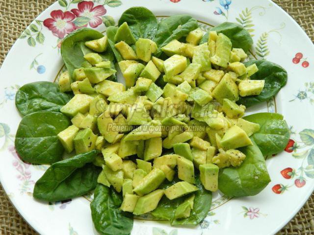 салат из авокадо с красным луком, кукурузой и шпинатом