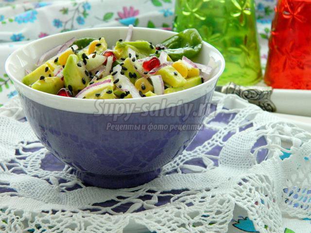 салат из авокадо с красным луком, кукурузой и шпинатом