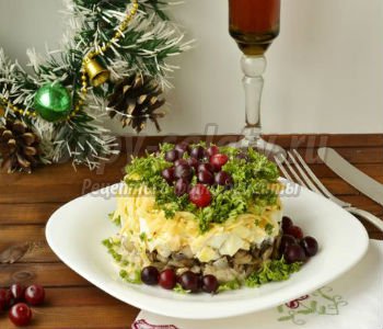 салат с горбушей, шампиньонами и клюквой к Новому году