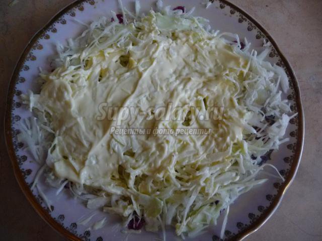 слоеный салат с капустой и крабовыми палочками
