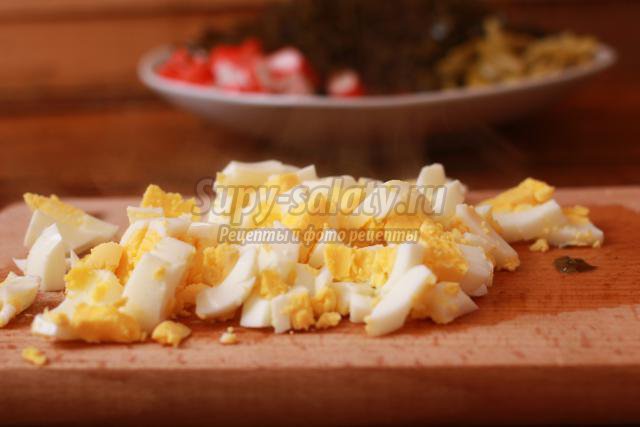 салат из морской капусты с крабовыми палочками и арахисом