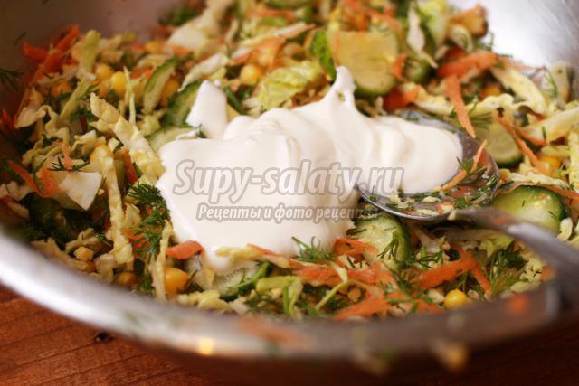 салат из савойской капусты с яйцами и кукурузой