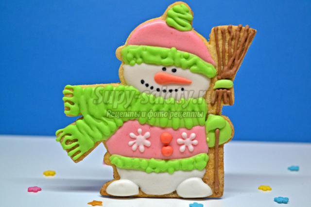 новогоднее печенье с глазурью. Снеговик с метелкой