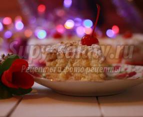 Бисквитный торт с белковым кремом и десертными вишнями