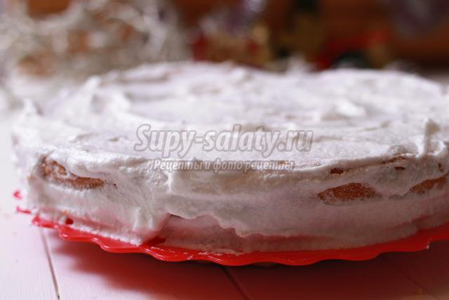 Бисквитный торт с белковым кремом и десертными вишнями