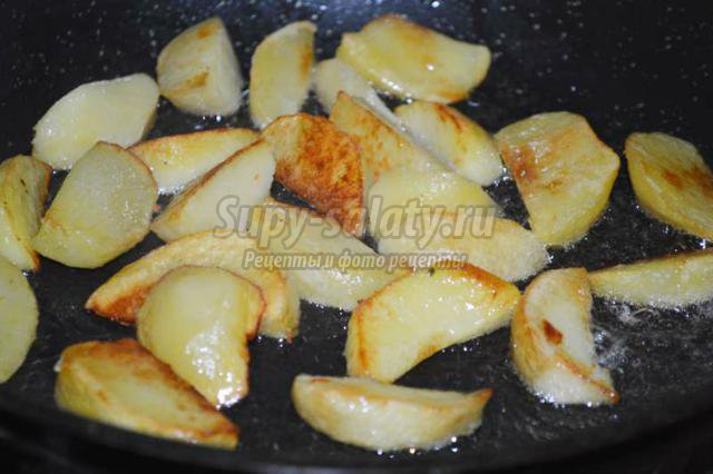 картофель с креветками черемшой и кунжутом