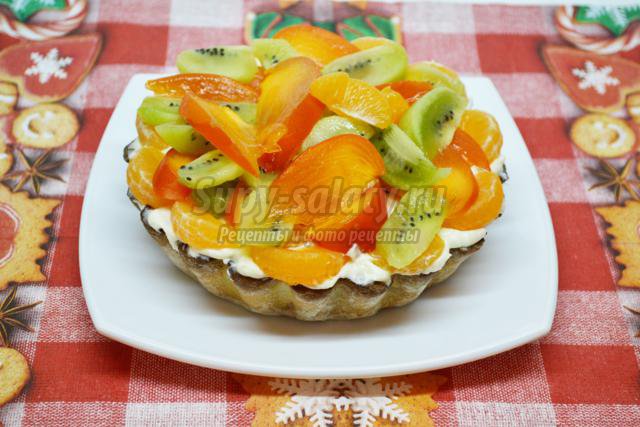 песочный пирог с заварным кремом и фруктами