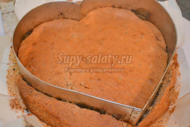 кофейный торт с орехами ко Дню Валентина. Сердце