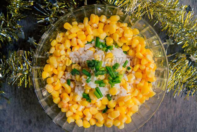 новогодний салат с тунцом, рисом и кукурузой