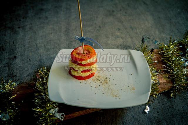 сырная закуска с помидорами к Новому году