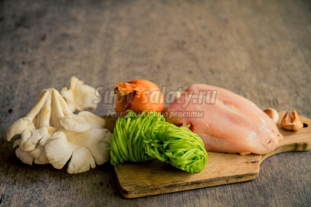 шпинатная лапша с курицей и грибами