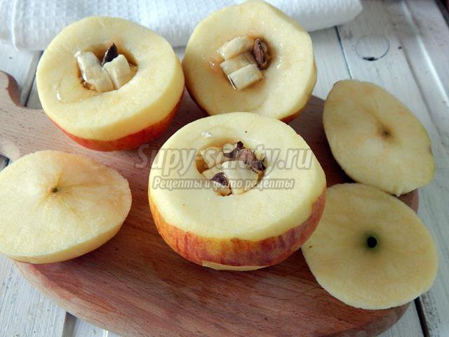 Запечённые яблоки с бананом в мультиварке