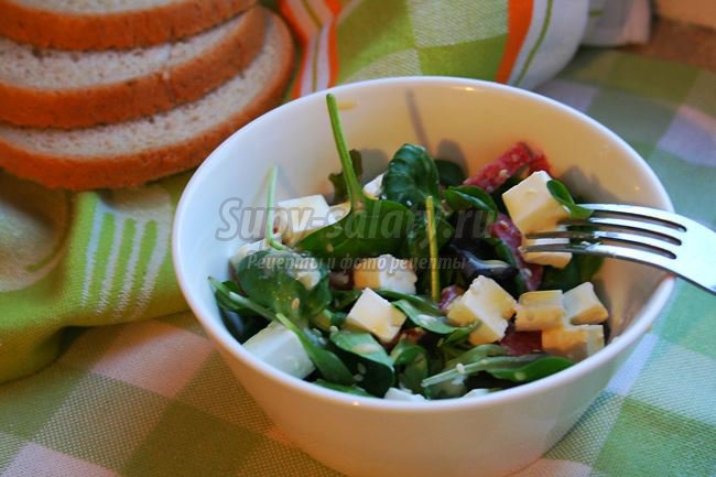 Легкий салат с сыром Фета, салями и зеленью
