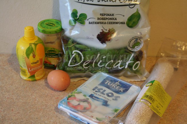 Легкий салат с сыром Фета, салями и зеленью