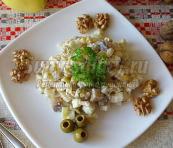 салат с сельдью, грецкими орехами и яблоком